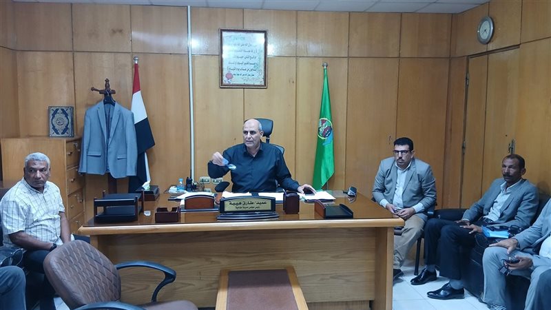العميد طارق فؤاد رئيس المركز اثناء اللقاء