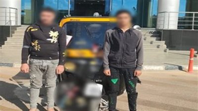 التحقيق مع قائد «توك توك» صدم سيارة أثناء سيره عكس الاتجاه بالجيزة