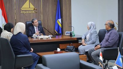 محافظ دمياط يناقش خطة رصف طريقي كفر الغاب ورأس البر الغربي