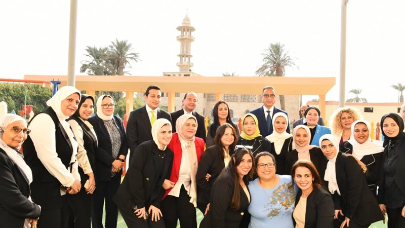 وزيرة التضامن فى صورة تذكارية مع العاملات