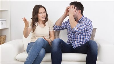 ماذا تفعل الزوجة إذا امتنع الزوج عن الإنفاق؟.. أستاذ علم نفس يجيب