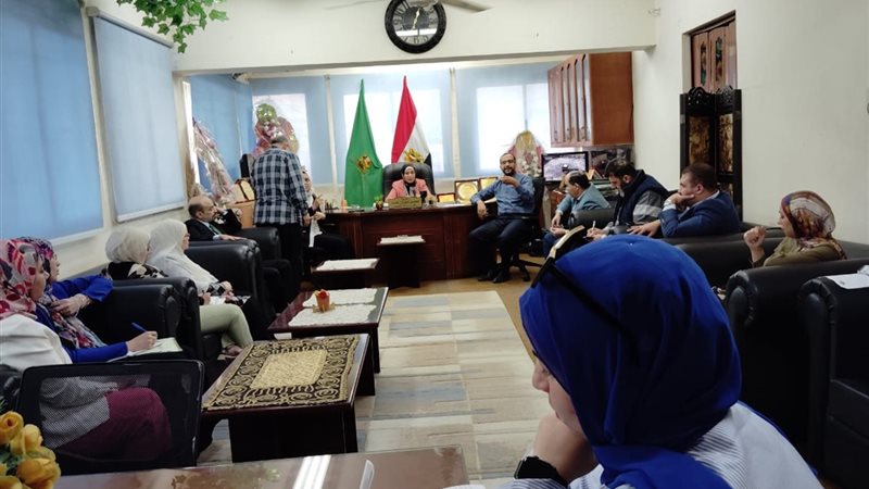 وكيل وزارة الصحة بالفيوم أثناء الأجتماع