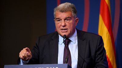 فوز لابورتا يرسخ الاستقرار في برشلونة.. استمرار فليك وديكو ضمن المشروع الرياضي للنادي