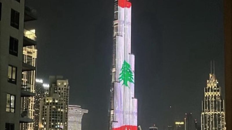 برج خليفة مضاء بعلم لبنان 