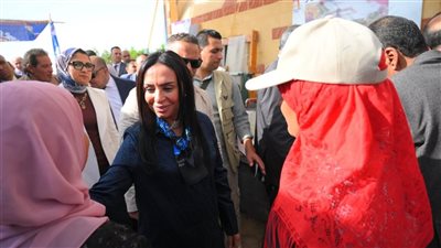 وزيرة التضامن تتفقد وحدة إنتاج الحرير بالوادي الجديد