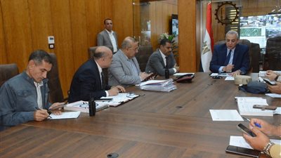 محافظ الغربية يتابع الانتخابات لحظة بلحظة من الديوان العام