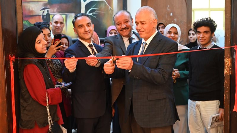 أثناء افتتاح المعرض الفنى بجامعة الفيوم