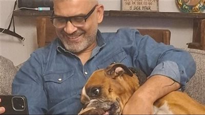 «ربنا يصبّرنا على فراقك».. هاني عادل يودّع كلب أصدقائه برسالة مؤثرة
