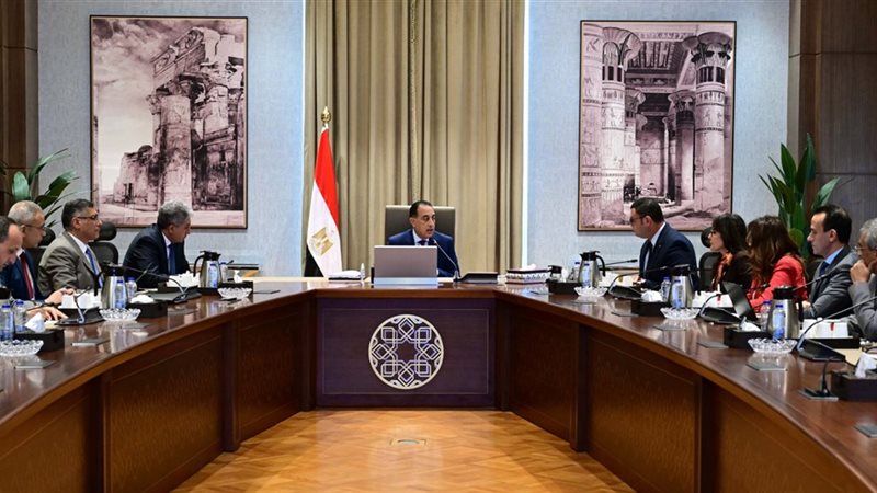 رئيس الوزراء خلال الاجتماع