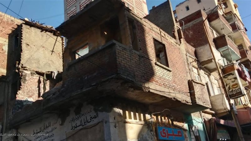 عقار منهار بالإسكندرية 