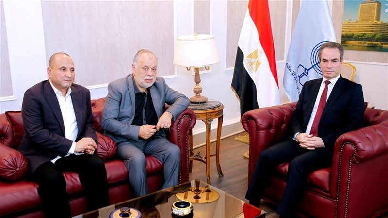 الكاتب أحمد المسلماني مع أشرف زكي ومسعد فودة