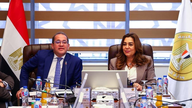 وزيرة التنمية المحلية ووزير المالية