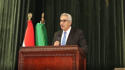 أمين المجلس الأعلى للجامعات ورئيس جامعة المنوفية يتفقدان معرض المشروعات الحرفية خلال مؤتمر 