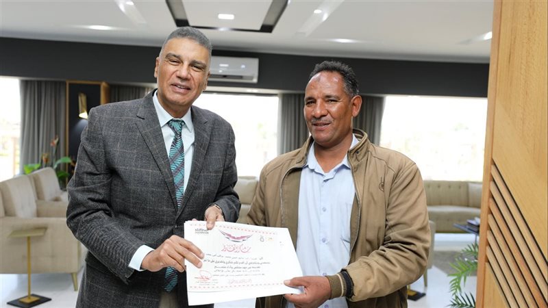 محافظ أسوان خلال إستقباله اليوم لمراقب الأمن