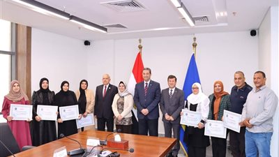 محافظ دمياط يكرم العاملين بـ