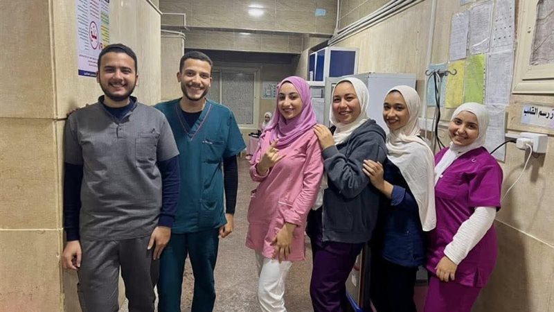 طاقم الأطباء المشرف علي الحالة