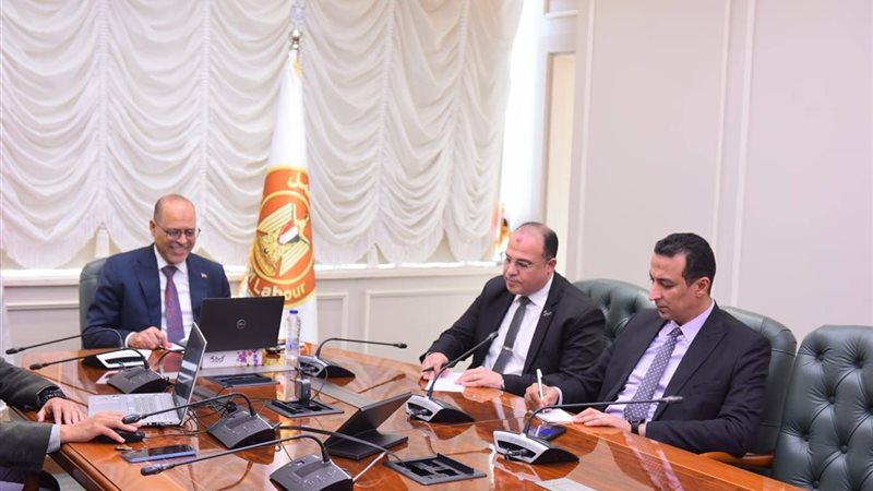 وزير العمل أثناء الفيديو كونفرانس