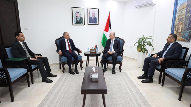 السفير إيهاب سليمان والدكتور محمد مصطفى، رئيس وزراء فلسطين