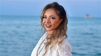 شابة في العشرينات.. ليلى علوي تتألق في جلسة تصوير جديدة على البحر