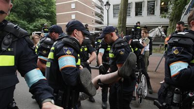 اعتقال 22 شخصًا عقب اندلاع مواجهات عنيفة في محيط حفل إسرائيلي في هولندا