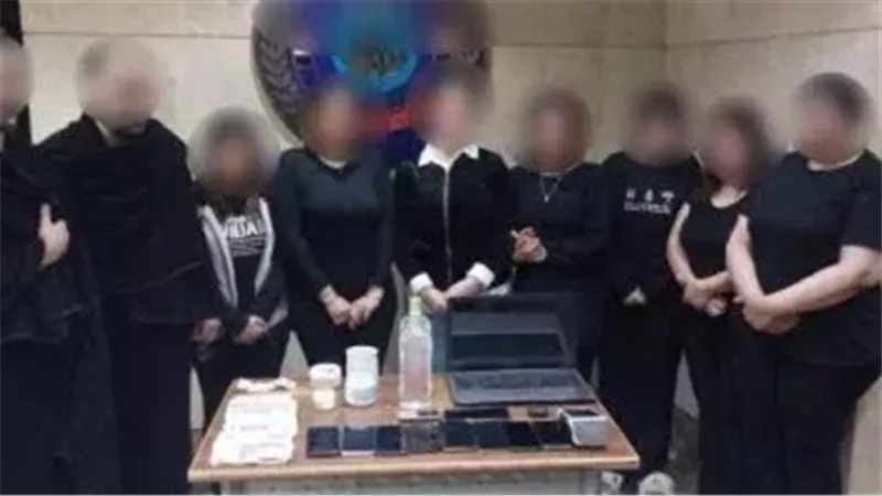 المتهمون عقب القبض عليهم