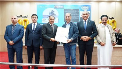 احتفالاً بالعيد 110.. محافظ مطروح يكرم عددا من المتميزين بالجهاز التنفيذى