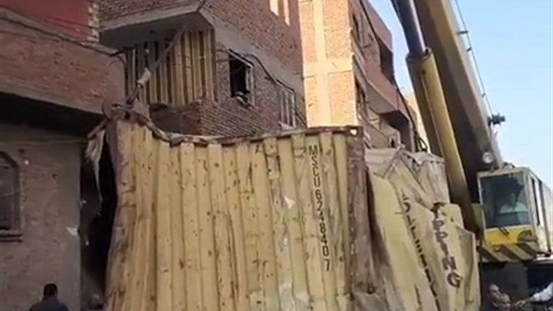 رفع حاويات قطار بضائع طوخ