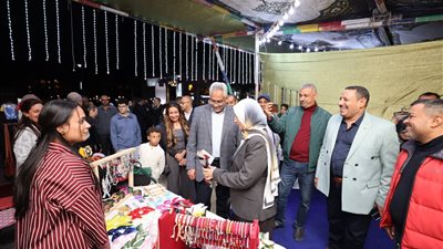 سكرتير عام المحافظة يفتتح معرض لمسة مصرية بالغردقة| صور