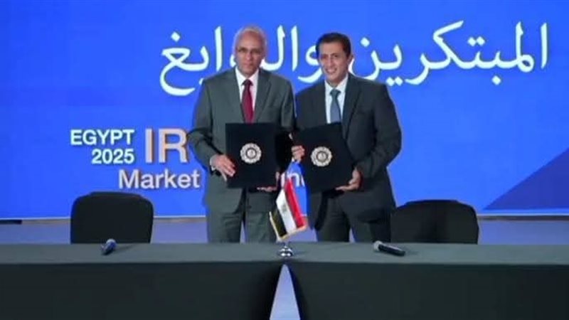 جانب من التوقيع
