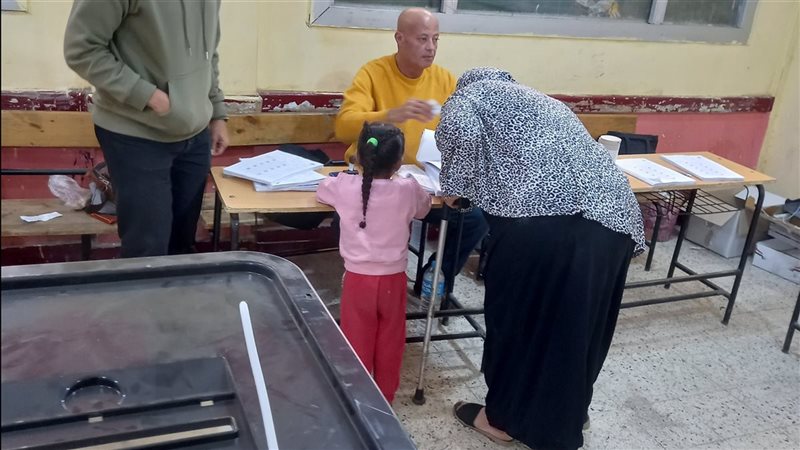 مسنة بعكاز تدلي بصوتها في مدرسة عثمان بن عفان بالمطرية