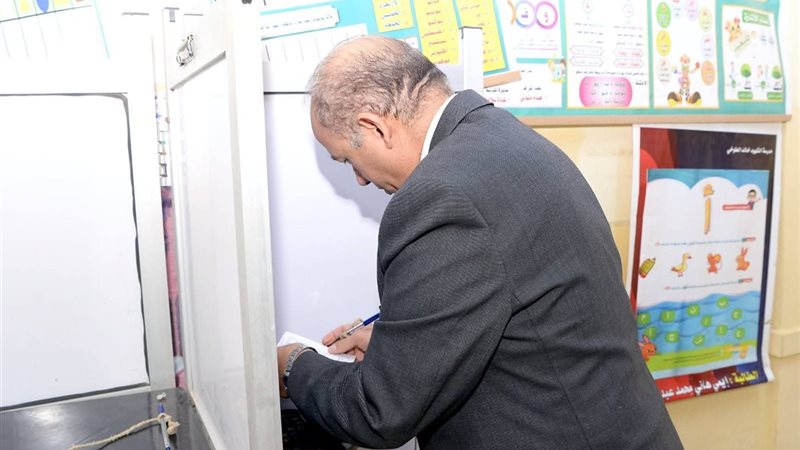 رئيس جامعة المنصورة يدلي بصوته
