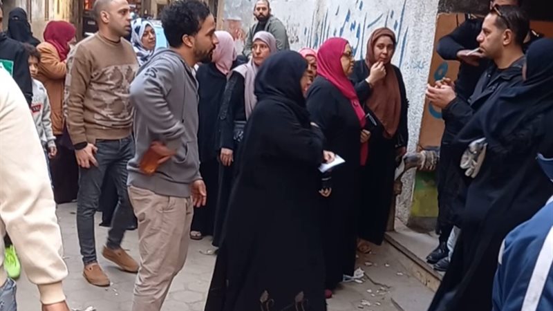ناخبون يحتشدون أمام مدرسة عثمان بن عفان بالمطرية