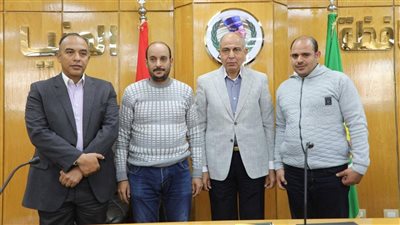 محافظ المنيا يكرم فريق شركة الغاز على التعامل مع حادث انهيار منزل بحي غرب