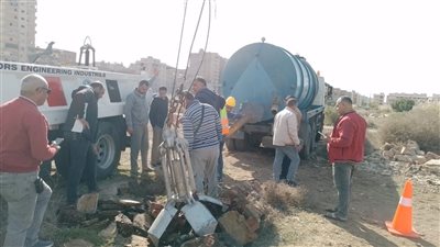محافظ الغربية يتابع ميدانياً حل أزمات الصرف الصحي بمنطقة المستعمرة بالمحلة