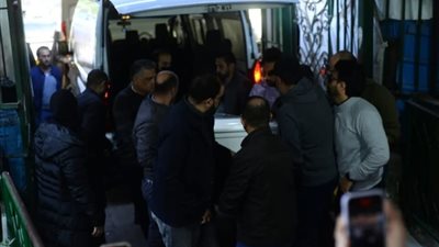 الحزن يسيطر على محمود حميدة أثناء تشييع جثمان سمية الألفي