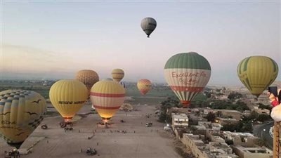 65 بالونًا ترسم لوحة سماوية فوق الأقصر.. والمشهد يخطف الأنظار