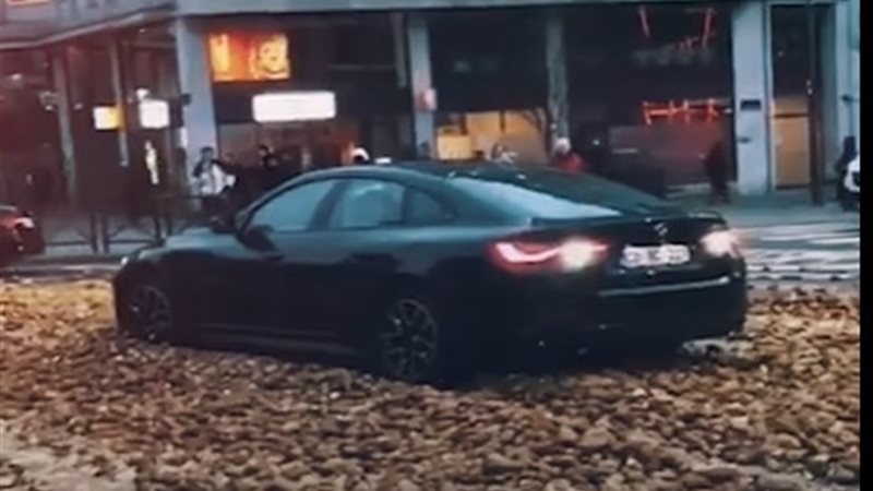  فوضى البطاطا في شوارع بروكسل.. BMW عالقة وسط الأكوام