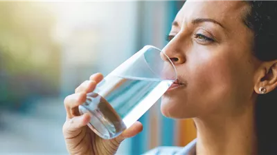 ما الذي يحدث لجسمك عند نقص شرب الماء؟.. دراسة تجيب