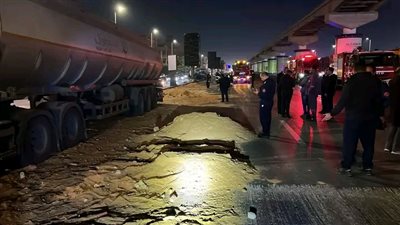 ننشر صور حادث تسرب وقود من سيارة مواد بترولية بالتجمع الخامس 