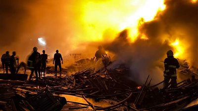 انتداب المعمل الجنائى لتحديد سبب حريق مخزن أخشاب لعقارين بالمرج 