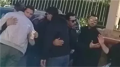 وسط حضور نجوم الفن.. انهيار أحمد عبد الحميد في جنازة والده