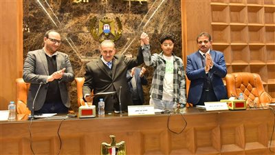 محافظ أسيوط يكرم طالبين لتفوقهما في مسابقات الابتكار والتكنولوجيا