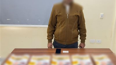 ملصقات و كروت ضبط شخص أثناء توزيع دعاية انتخابية  بدمنهور