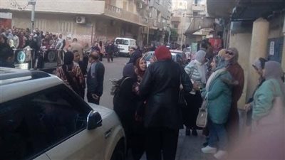 في طوابير طويلة.. الناخبون ينتظرون الإدلاء بأصواتهم أمام اللجان الانتخابية بالبحيرة