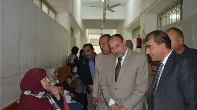 نائب رئيس جامعة الأزهر يتفقد العيادات الخارجية بكلية طب الأسنان بأسيوط