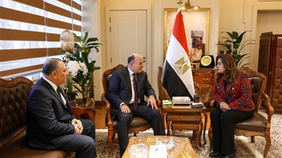 وزيرة التنمية المحلية ومستشار رئيس الجمهورية يبحثان أوجه استغلال الأراضي المستردة
