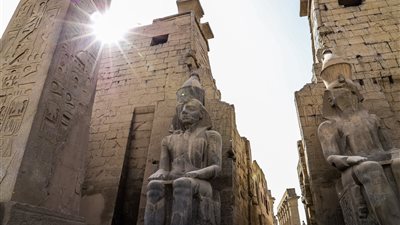 حارس معبد يتحول لتريند عالمي بسبب تصوير فيديو لسائحة