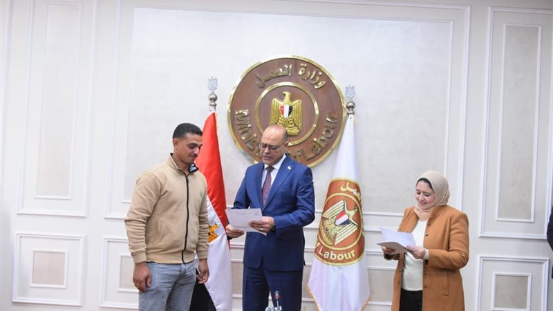 جانب من تسليم عقود العمل 