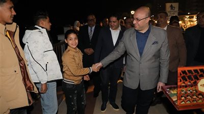 محافظ بني سويف يشارك المواطنين فرحة العام الجديد ويتفقد الخدمات بالممشى السياحي