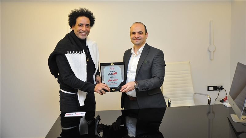 رئيس التحرير محمد صبري يهدي درع التكريم لمصطفى شوقي